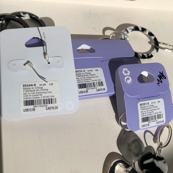 3 piece NWT Claire’s necklace bracelet and earring - Picture 4 of 4